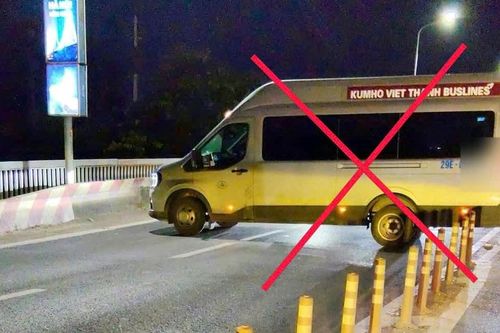 Tài xế ô tô khách liều lĩnh quay đầu xe ở đầu cầu Thăng Long