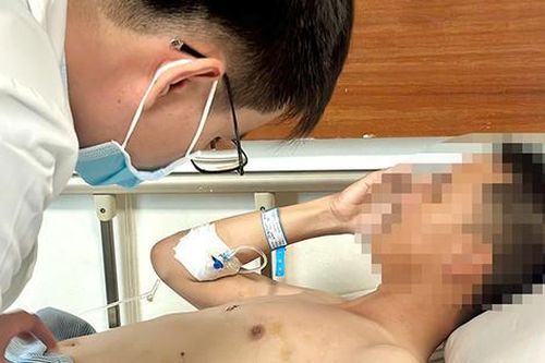 Cấp cứu xuyên đêm cứu sống công nhân Lào bị đâm thấu ngực, máu tràn khoang phổi