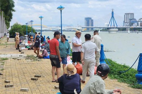 Giữa trưa nắng nóng, 'xí chỗ' ngồi xem chung kết pháo hoa ven sông Hàn