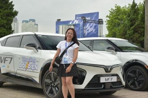 Người dùng chạy thử bộ đôi xe điện VinFast: VF 7 linh hoạt, lanh lẹ, VF 8 êm ái, phù hợp gia đình