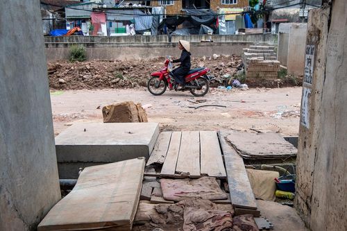 Hà Nội: Đường cải tạo cao hơn nền nhà cả mét, người dân phải bắc ván để đi lại