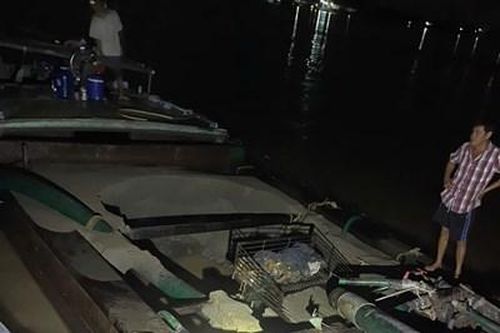Lập biên bản xử lý 3 phương tiện thủy vận chuyển cát sông không rõ nguồn gốc