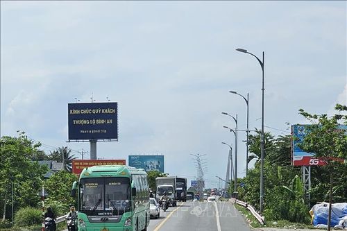 Ùn tắc giao thông kéo dài, BOT cầu Rạch Miễu liên tục xả trạm