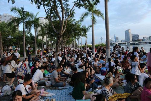 Người dân và du khách chen chân bên sông Hàn xem chung kết pháo hoa DIFF 2025
