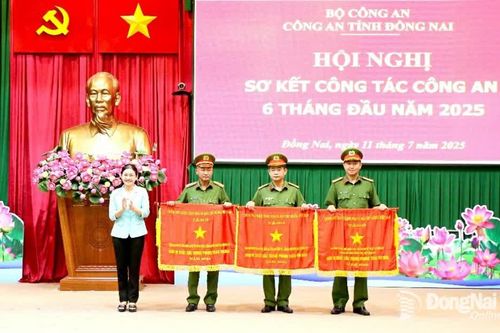 Khen thưởng 14 tập thể và cá nhân của Công an tỉnh vì có thành tích trong phòng, chống tội phạm và phong trào 'Vì an ninh Tổ quốc'