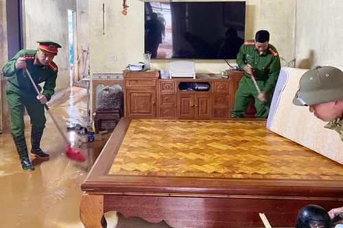 Công an phường Sa Pa giúp dân khắc phục hậu quả mưa lũ
