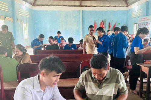 Ngày thứ Bảy về với Buôn Go giúp người dân làm thủ tục hành chính