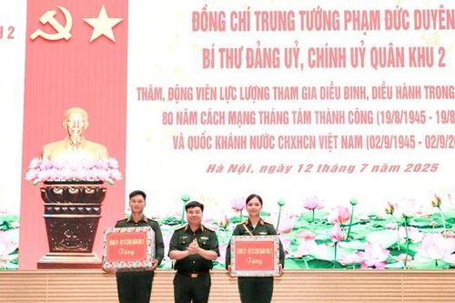 Trung tướng Phạm Đức Duyên và đoàn công tác Quân khu 2 thăm, động viên lực lượng diễu binh, diễu hành