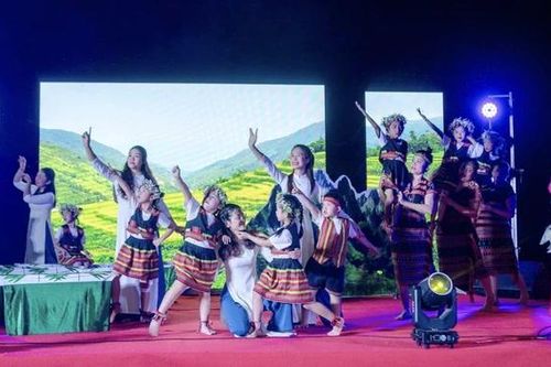 Xã Ba Lòng: Giao lưu văn nghệ quần chúng và tặng quà cho gia đình chính sách, học sinh có hoàn cảnh khó khăn
