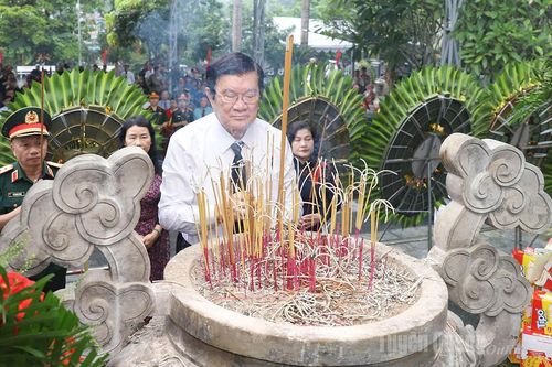 Nguyên Chủ tịch nước Trương Tấn Sang viếng các Anh hùng Liệt sỹ tại Nghĩa trang liệt sỹ Quốc gia Vị Xuyên