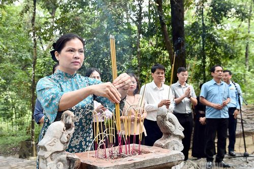 Đồng chí Hà Thị Nga, Phó Chủ tịch Ủy ban Trung ương MTTQ Việt Nam dâng hương tại khu di tích Quốc gia đặc biệt Tân Trào