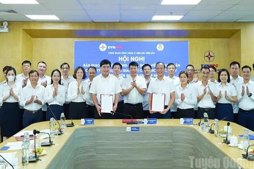 Công đoàn Công ty Điện lực Tuyên Quang tiếp nhận tổ chức, đoàn viên từ Công đoàn Công ty Điện lực Hà Giang sau sáp nhập