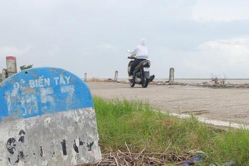 Cà Mau: Đê biển Tây 'oằn mình' giữa mùa mưa bão