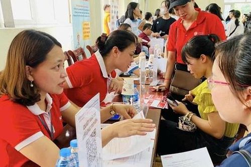 Lao động trẻ thiếu kỹ năng, công nghệ kém, cạnh tranh khốc liệt gây áp lực trong tìm việc