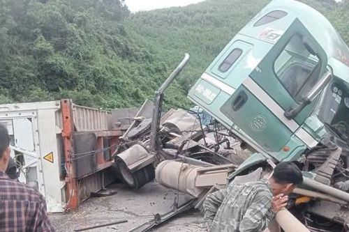 Thông tuyến QL12A lên cửa khẩu Cha Lo sau vụ ô tô đầu kéo lật chắn ngang đường