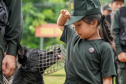 Trẻ em thích thú với trải nghiệm huấn luyện chó nghiệp vụ