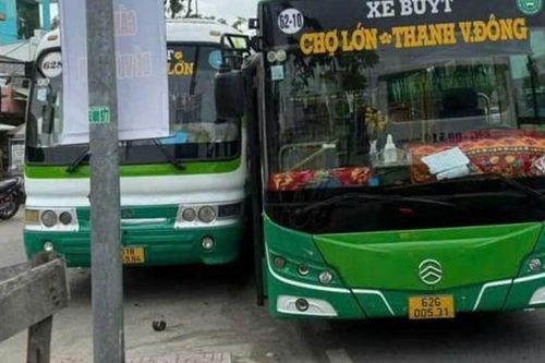 Tài xế 2 xe buýt giành khách, rượt đuổi ép xe lên vỉa hè Quốc lộ 1