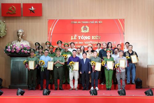 Trao giải cuộc thi ảnh người chiến sĩ Công an Thủ đô