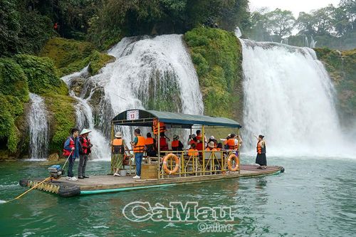 Hùng vĩ thác Bản Giốc