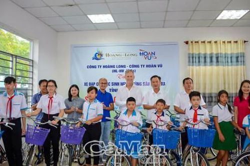 Vận động trao 76 xe đạp cho học sinh nghèo