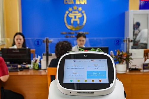 Cận cảnh 'nhân viên AI' phục vụ hành chính công tại Hà Nội