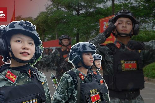 Cảnh sát đặc nhiệm lên đồ 'siêu ngầu', toàn khối công an hợp luyện đều tăm tắp