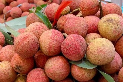 Vải thiều vào cuối vụ giá bán siêu rẻ, chị em truyền nhau bí quyết bảo quản quả vải tươi cả tháng