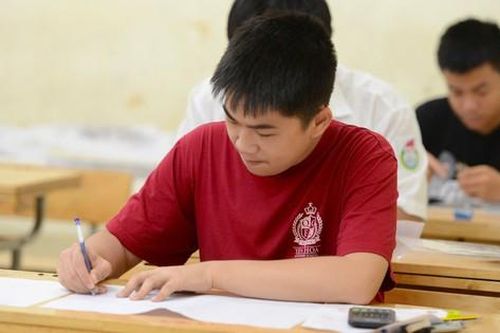 Áp lực lựa chọn môn học lớp 10: Học sinh bối rối, chuyên gia 'chỉ lối'