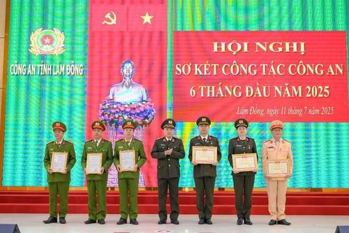 Thưởng nóng các đơn vị phá vụ án bắt giữ người thân của 'con nợ' để đòi 810 triệu đồng