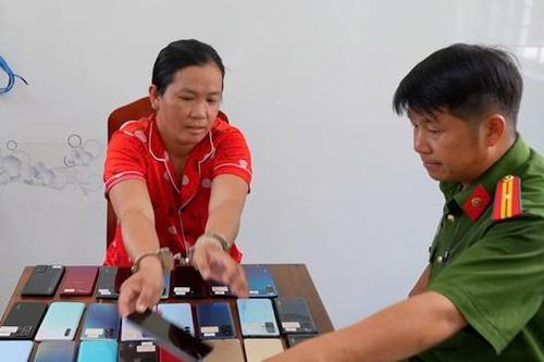 Bắt giữ 'nữ quái' trộm hàng loạt điện thoại ở Lâm Đồng
