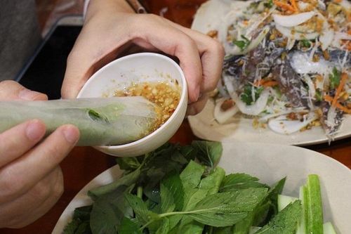 Thích ăn gỏi, rau sống dễ nhiễm giun đũa và cách phát hiện sớm bệnh này