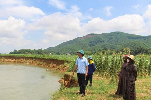 Sông Âm sạt lở, người dân bất an
