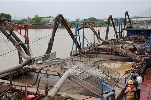 Ninh Bình: Công an bắt quả tang tàu hút cát trái phép