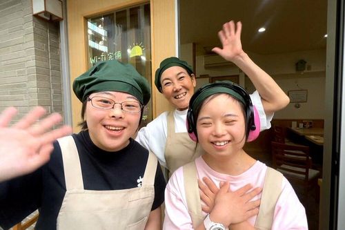 Người bà ung thư mở quán cà phê cho cháu gái bị Down ở Nhật Bản