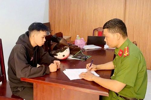 Giả vờ mua vé số, nam thanh niên giật dây chuyền vàng của cụ bà 83 tuổi