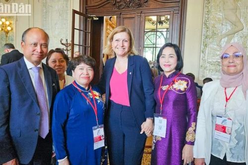 Phó Chủ tịch Quốc hội Nguyễn Thị Thanh tiếp xúc song phương tại APF 50