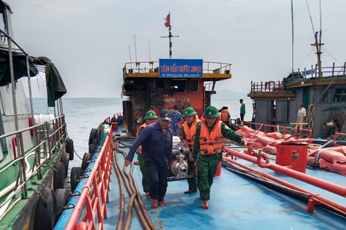 Kịp thời dập tắt đám cháy trên tàu vận chuyển nước ngọt trên biển