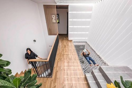 Nhà ống ngỡ 'kín cổng cao tường', bên trong cực thoáng sáng