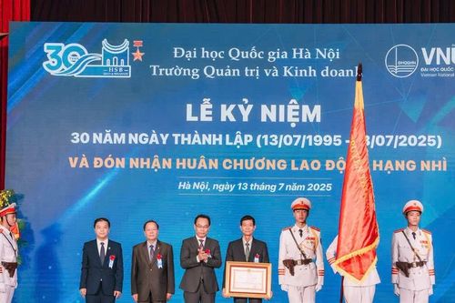 Trường Quản trị và Kinh doanh (ĐHQG Hà Nội) nhận Huân chương Lao động hạng Nhì