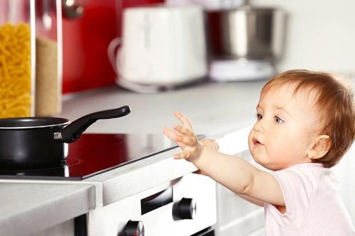 Trẻ bị bỏng cần thực hiện những bước sơ cứu nào?