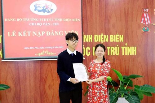Cậu học trò người dân tộc Thái lan tỏa ngôn ngữ, văn hóa thông qua giờ học