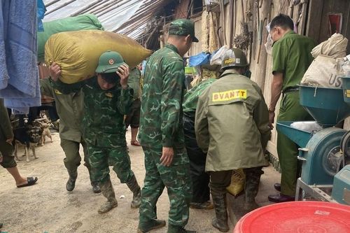 Di dời khẩn cấp 8 hộ dân trước nguy cơ sạt lở đất