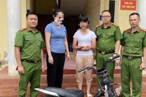 Tìm người thân cho bé gái đi lạc, ngã xuống mương nước ở Hà Nội