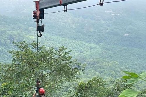 Cứu 2 người đi xe máy rơi xuống vực ở Ba Vì