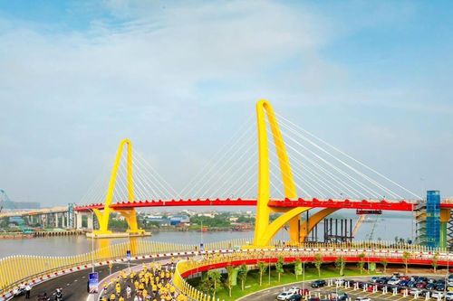 Hơn 3.000 người tham gia giải chạy trên cầu Hoàng Gia