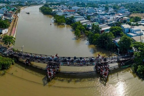 Nhìn lại cầu sắt hơn 50 năm tuổi, đi phải 'canh lượt tránh nhau' ở TPHCM