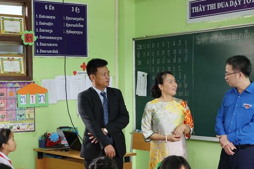 Bí thư Trung ương Đoàn thăm trường song ngữ Việt Nam - Lào Nguyễn Du