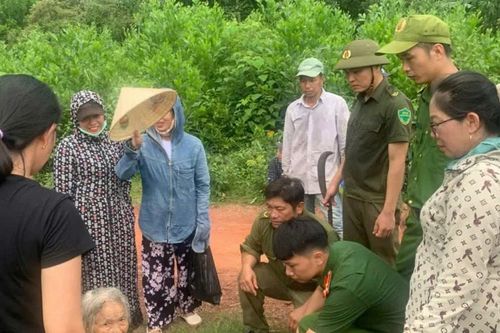 Đà Nẵng: 17 giờ tìm cụ bà 86 tuổi đi lạc trong rừng sâu