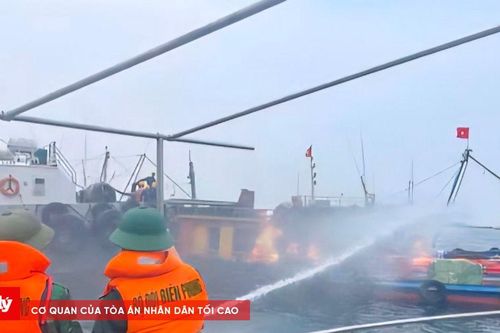 Tàu vận chuyển nước ngọt cháy ngùn ngụt ngoài biển