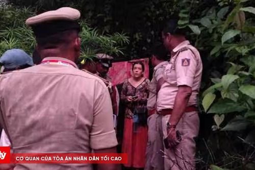 Người phụ nữ Nga trốn trong hang cùng 2 con gái nhỏ